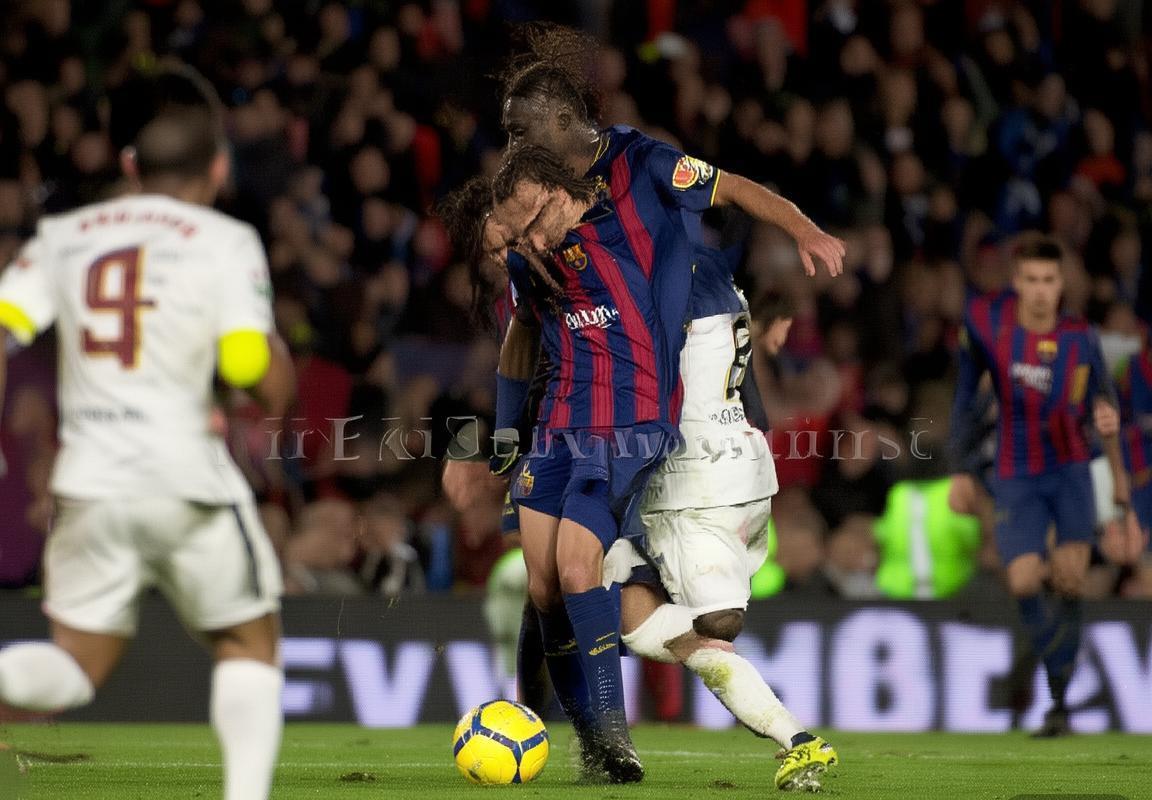 西甲焦点战：巴萨埃尔切1:1战平，精彩瞬间回顾(图2)